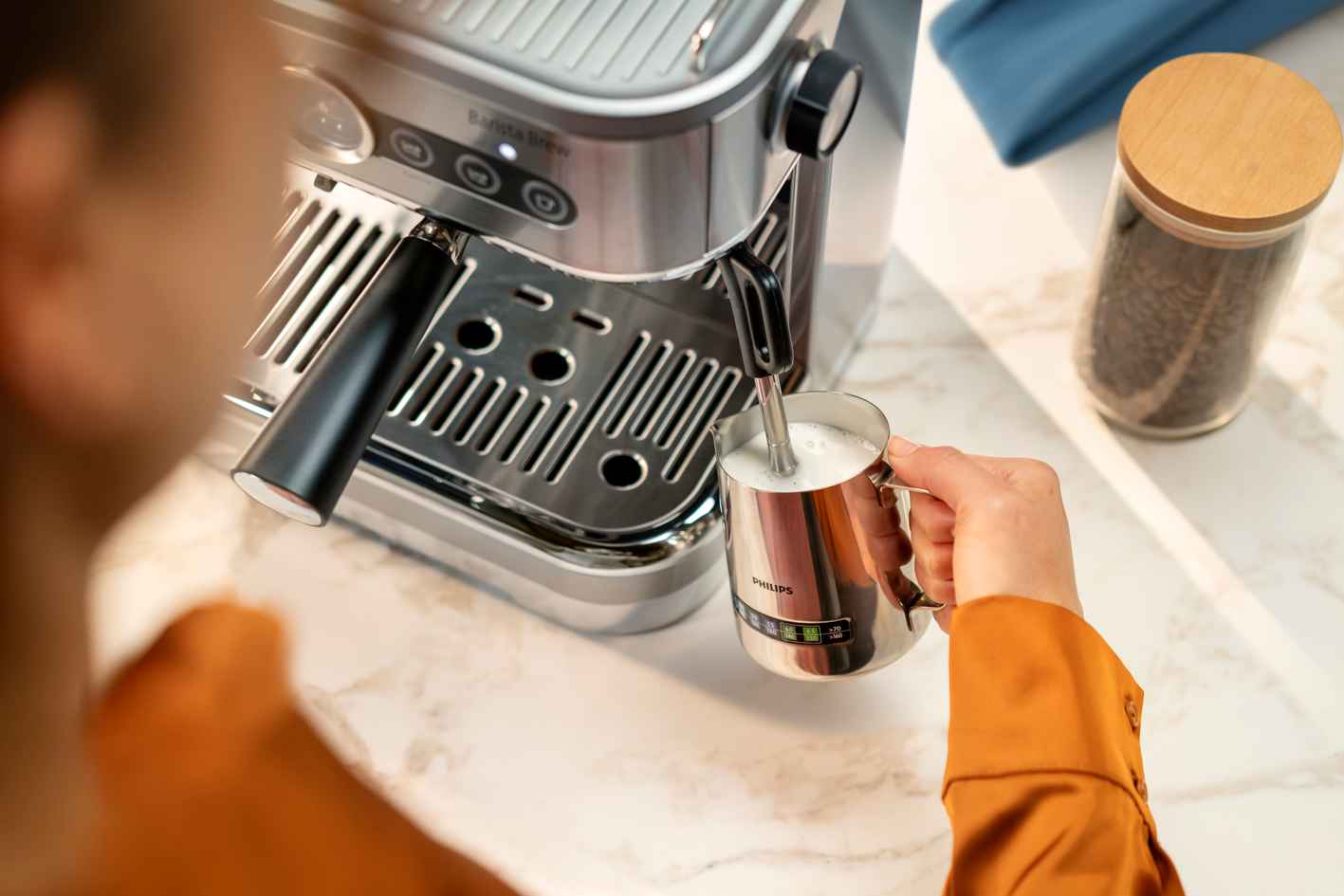 Philips pusautomātiskais kafijas automāts, kas puto pienu, piedāvā precīzu temperatūras kontroli un lietotājam draudzīgu dizainu, ideāli piemērots kafijas cienītājiem.