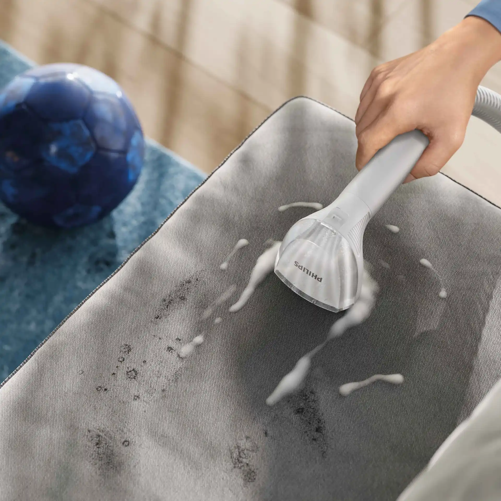 Philips traipu tīrītājs lieliski noņem traipus no paklāja, automašīnas sēdekļa, dīvāna un matrača. Philips modernākais plankumu tīrītājs piedāvā nepārspējamus tīrīšanas rezultātus.