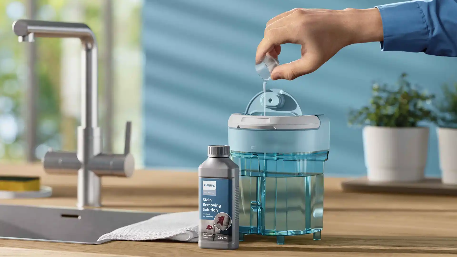 Philips traipu tīrīšanas līdzeklis — zelta standarts paklāju traipu tīrīšanā. Demonstrē, kā tas bez piepūles notīra sarkanvīna un ķepu nospiedumus, nodrošinot nevainojamu rezultātu.