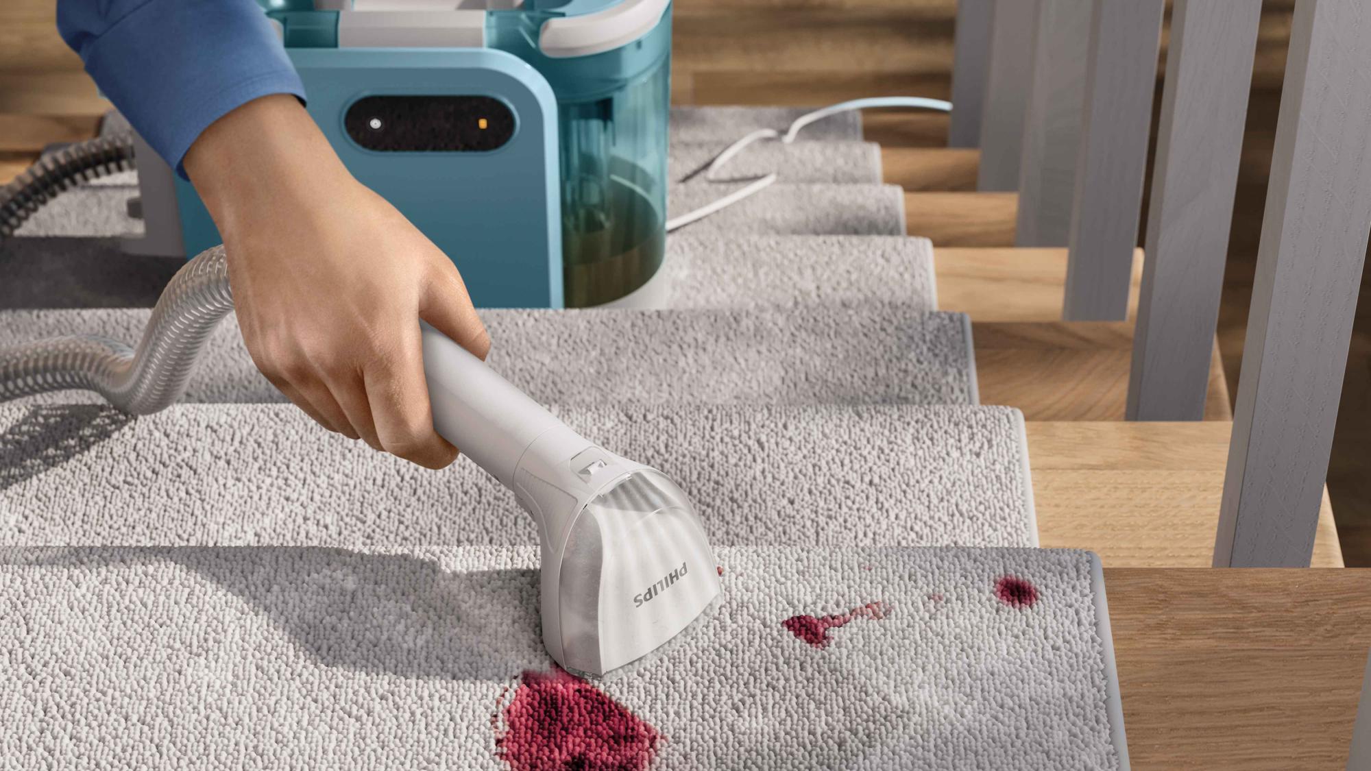 Philips traipu tīrītājs tiek izmantots sarkanvīna tīrīšanai no paklājiem klātām kāpnēm, demonstrējot tā izcilās traipu tīrīšanas spējas. Tā inovatīvais dizains piedāvā nepārspējamu tīrīšanas sniegumu.