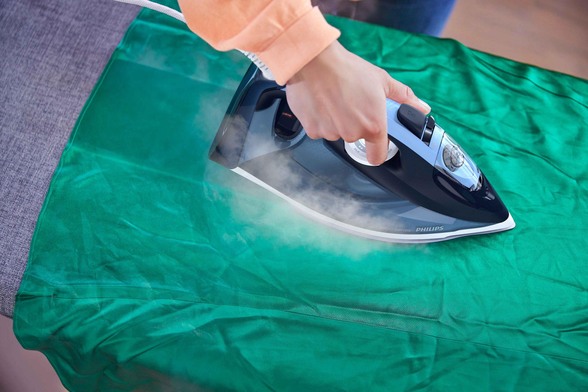 Philips tvaika gludekļi: Zaļu audumu gludināšana ar tvaiku. Philips tvaika gludeklis likvidē grumbas un nodrošina lieliskus rezultātus ar visu veidu audumiem.