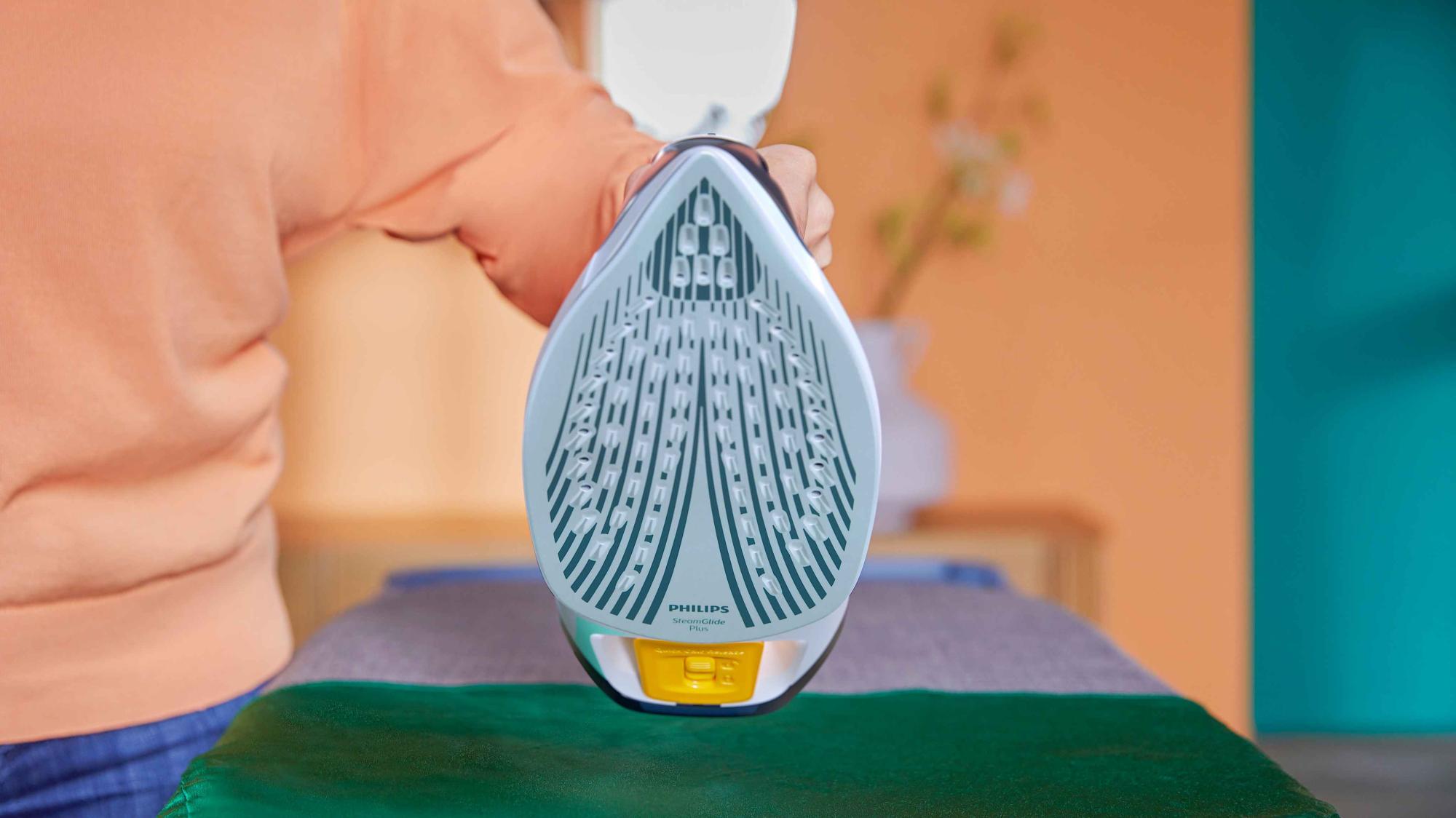 Philips tvaika gludekļi: SteamGlide Plus gludināšanas virsmas detaļas nodrošina nevainojamus rezultātus. Šis Philips gludeklis apvieno izcilas tehnoloģijas ar elegantu dizainu, radot vislabāko pieredzi.