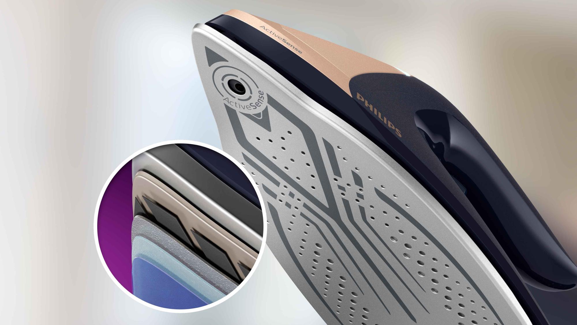 Philips tvaika gludināšanas sistēma ar ActiveSense tuvplāns, izceļot tādas funkcijas kā sudraba krāsas gludekļa virsma, melns rokturis ar rozā zelta krāsu un auduma slāņu detaļas, kas iemieso modernāko apģērbu kopšanas tehnoloģiju.
