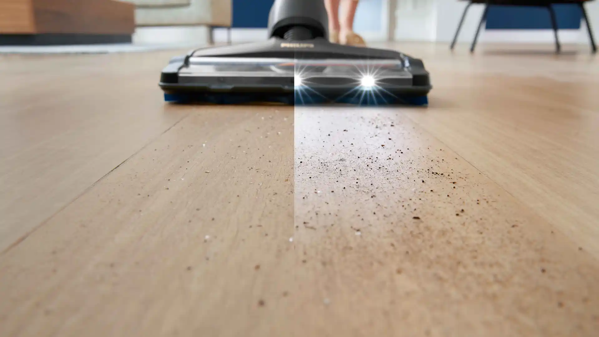 Philips bezvada spieķa tipa putekļsūcējs demonstrē grīdas tīrīšanu ar jaudīgu sūkšanas jaudu un izgaismotu tīrīšanas ceļu. Šis Philips putekļu sūcējs tīra efektīvi un ātri.