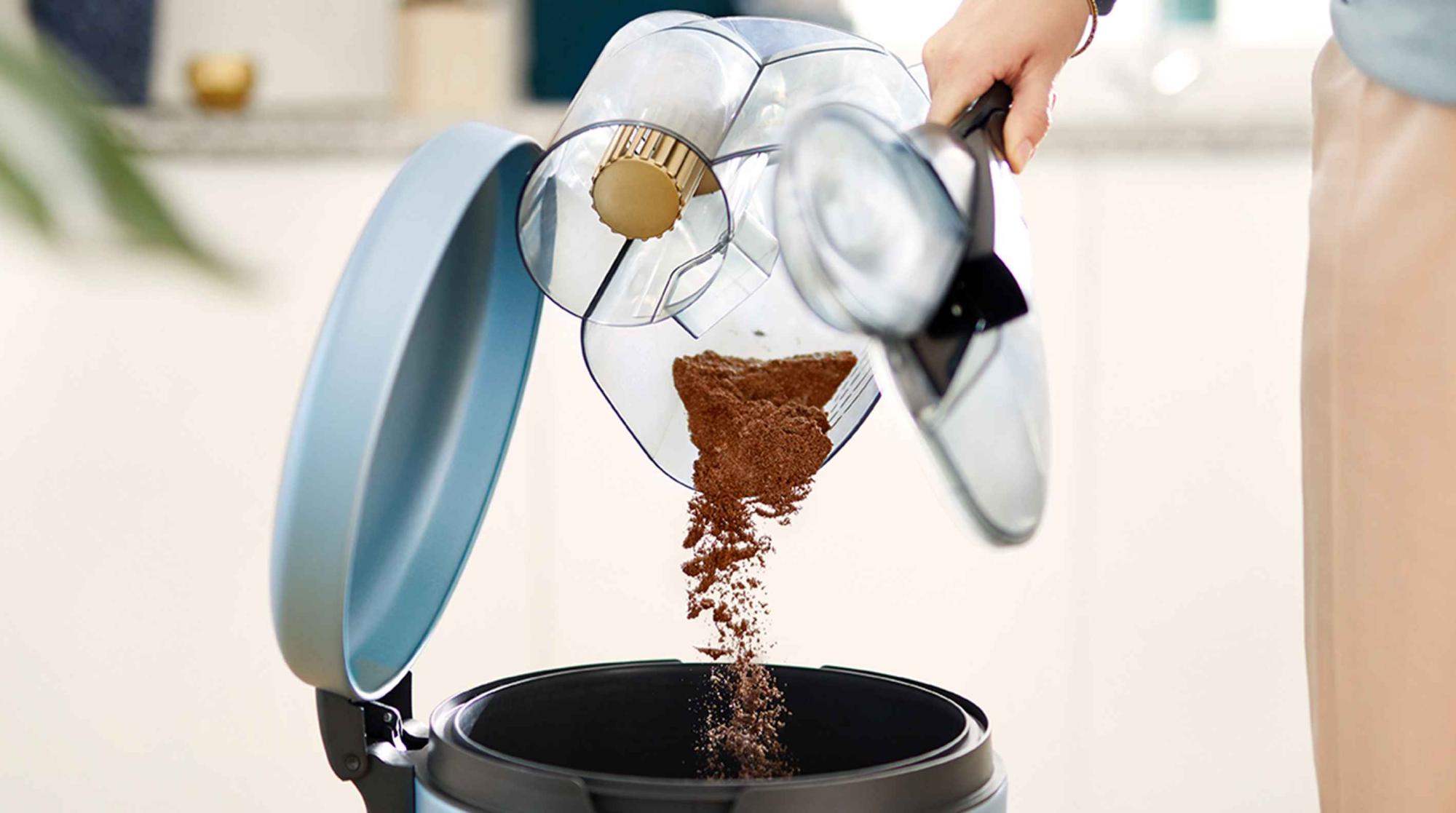  125 / 5,000 Atkritumi tiek iztukšoti no Philips Sticks putekļsūcēja atkritumu tvertnes, demonstrējot funkcijas, higiēnu un kopumā lietotājam draudzīgo dizainu.