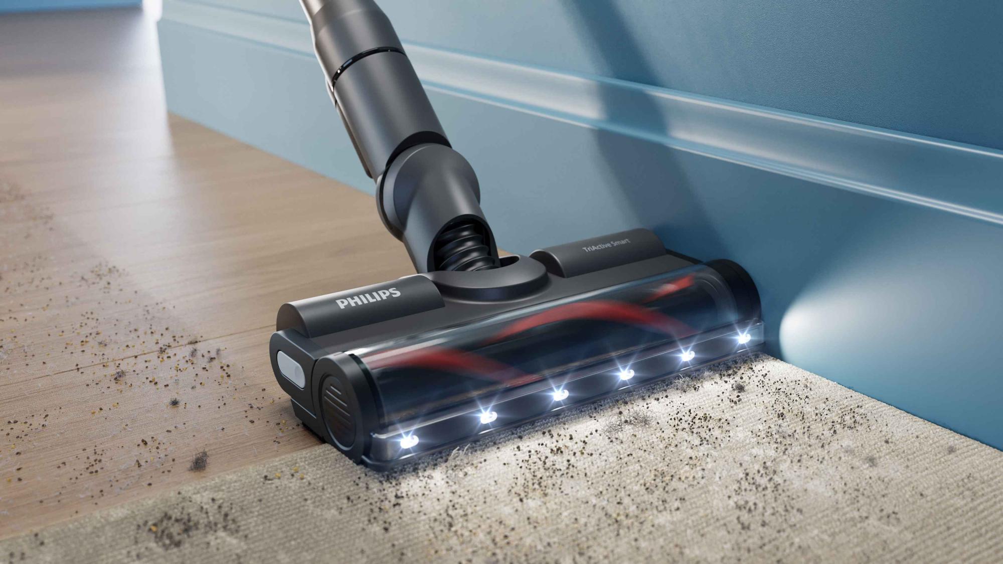 Philips Sticks putekļsūcēja galviņas tuvplāns ar TriActive Smart uzgaļa tīrīšanu. Ilustrēta jaudīga sūkšana un tīrīšana ar LED apgaismojumu.