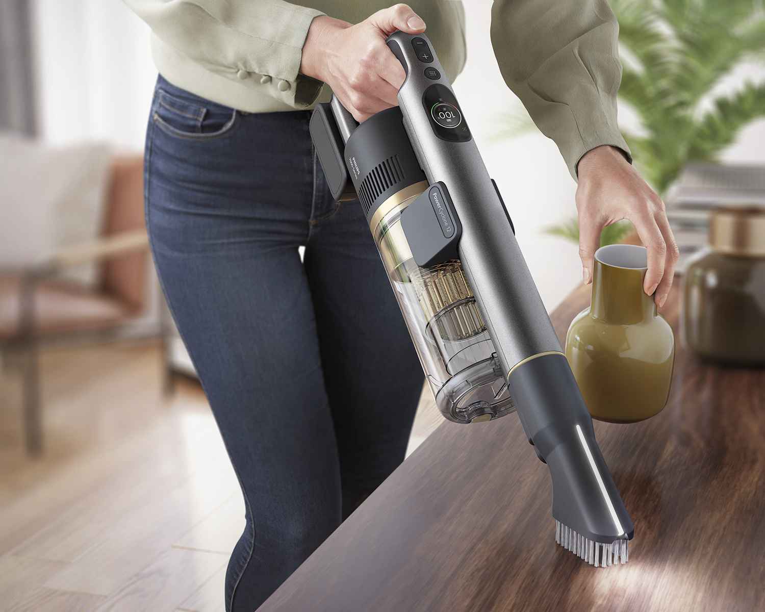 Philips Sticks bezvadu putekļsūcējs demonstrē savu daudzpusību ar birstes uzgali, kas ir daļa no Philips Floor Care līnijas. Izbaudiet augstākās klases dizainu un modernākās tīrīšanas tehnoloģijas.