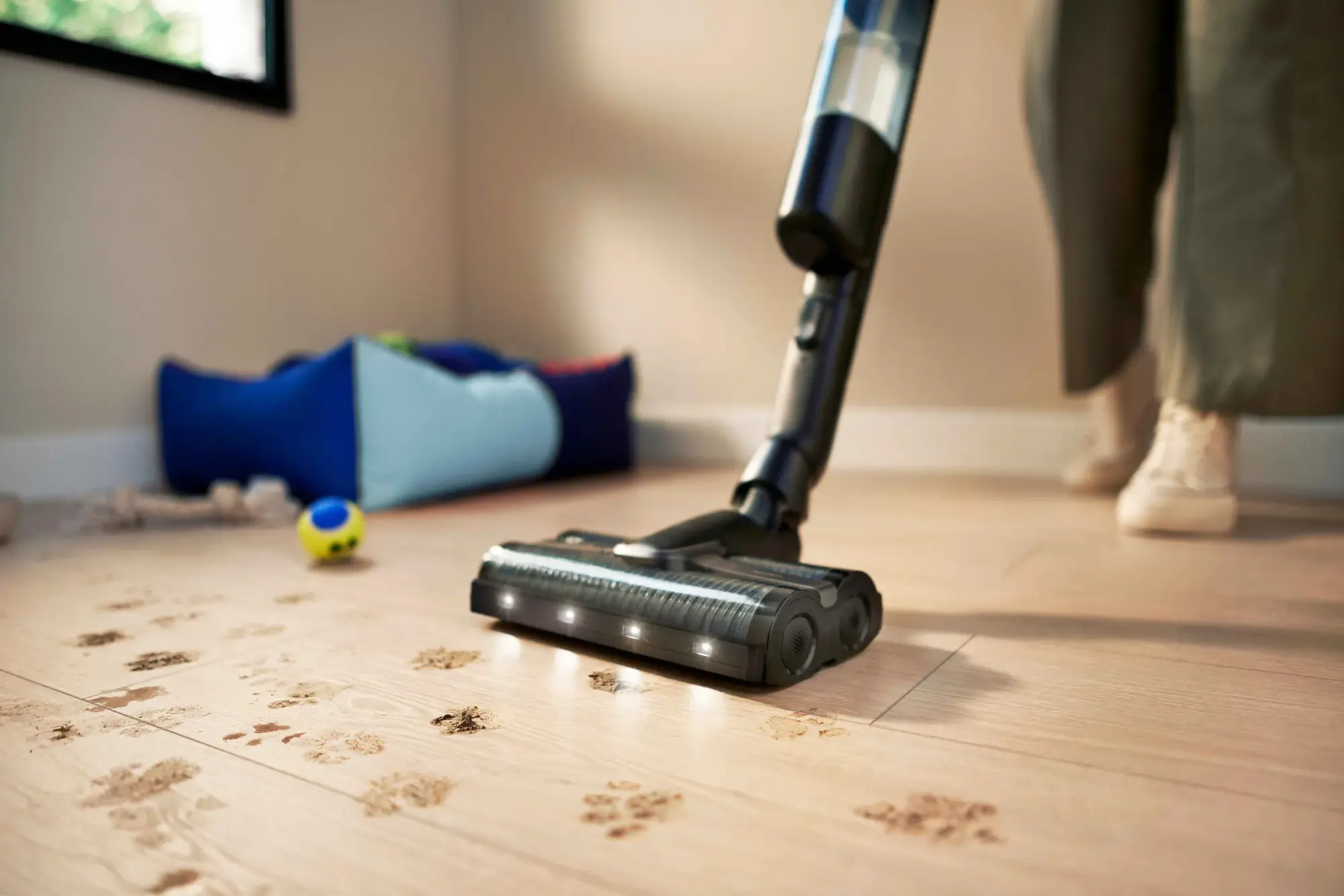 Philips Vac & Wash bezvadu mitrās un sausās tīrīšanas putekļsūcējs ar LED gaismām, kas tiek galā ar netīriem ķepu nospiedumiem uz gaišas koka grīdas. Izcila tīrīšanas pieredze.