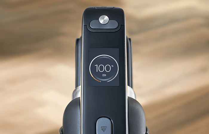 Philips Vac & Wash: Bezvadu putekļsūcēja displeja tuvplāns, kurā redzams 100% akumulatora darbības laiks. Izbaudiet nevainojami tīru māju ar maksimālu jaudu un tehnoloģijām.