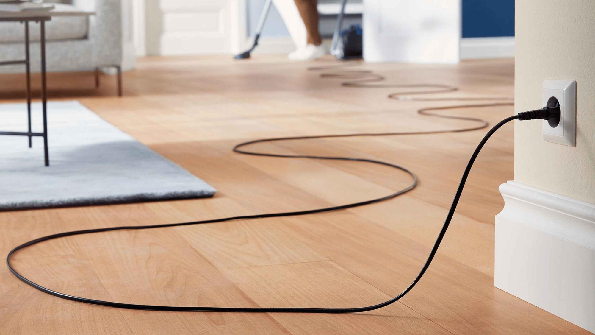 Philips putekļu sūcēju līnija: Augstākās klases putekļsūcējs nodrošina izcilu sasniedzamību, tā garais vads iespraužams sienas kontaktligzdā nodrošina visas mājas tīrīšanu.