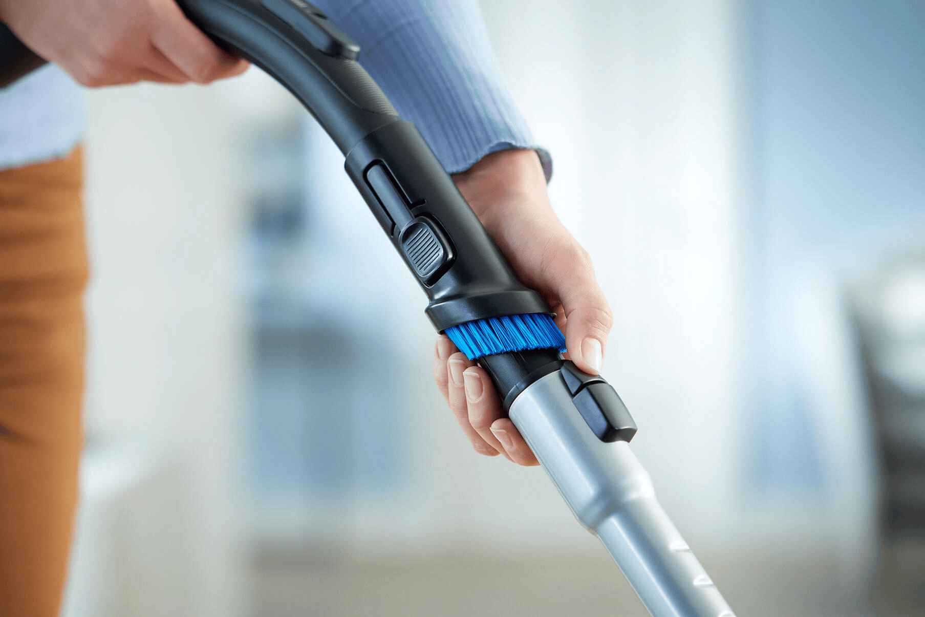 Philips Canisters putekļsūcēja nūjiņas ar integrētu birsti tuvplāns. Izstrādāts, lai nodrošinātu izcilu lietotāja pieredzi, apvienojot jaunākās tehnoloģijas un ērti lietojamu saskarni.