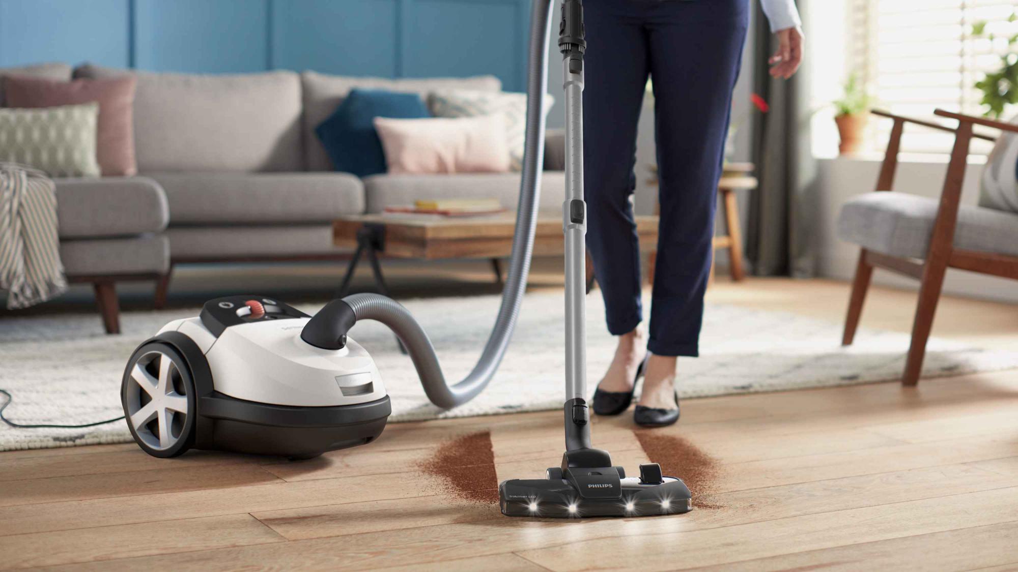 Philips putekļu sūcēji: Izcilais putekļsūcējs ar TriActive LED uzgali koka grīdām demonstrē jaudīgu netīrumu noņemšanu. Mūsdienīgs dizains atbilst augstiem grīdas kopšanas standartiem.