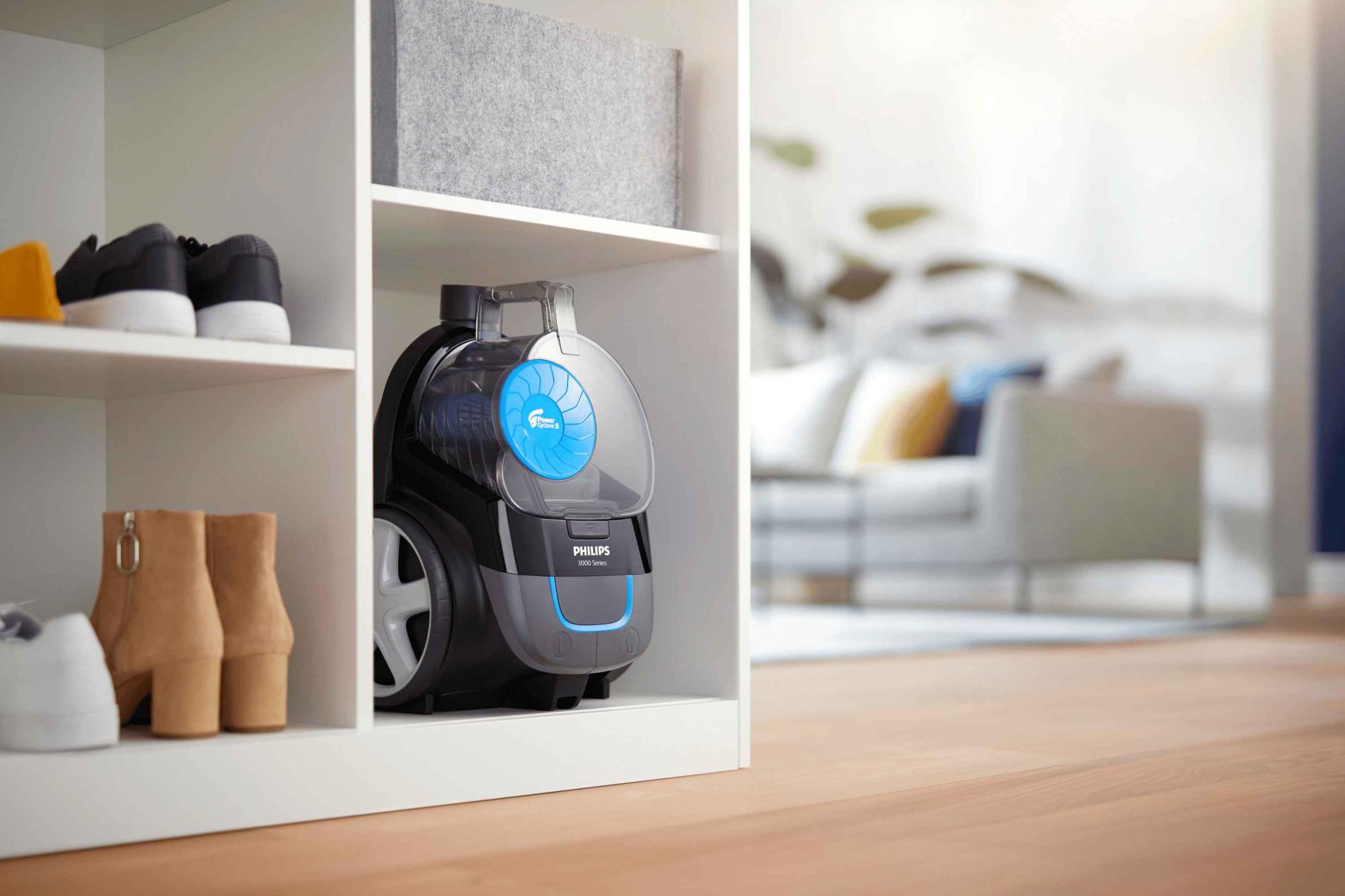 Philips putekļu sūcēji: Šis stilīgais Philips Floor Care putekļsūcējs ir glīti uzglabāts, demonstrējot tā PowerCyclone 5 tehnoloģiju un kompakto tvertnes dizainu.