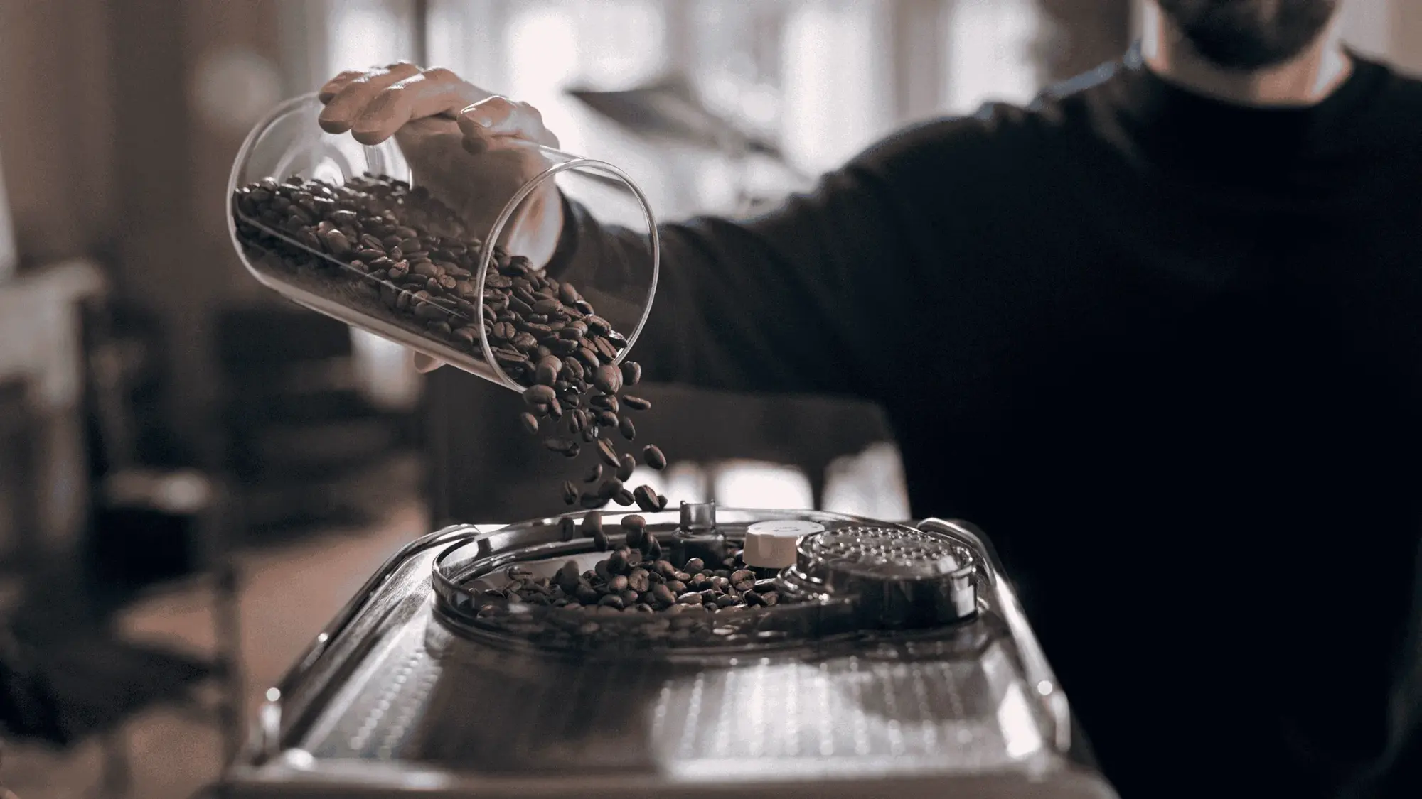 1 copy Philips Saeco kafijas automāts: Vīrietis ieber kafijas pupiņas pupiņu piltuvē, gatavs viegli un ar nemainīgu kvalitāti pagatavot augstākās kvalitātes espresso.