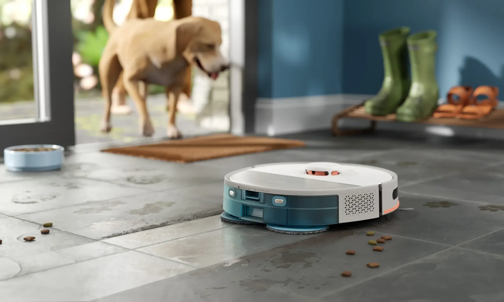 Philips robotizētais putekļsūcējs: izcils grīdas kopšanas tehnoloģijā, kas demonstrē savu efektivitāti, tīrot mājdzīvnieku barības noplūdes uz flīžu virsmas, nodrošinot nevainojamu rezultātu.