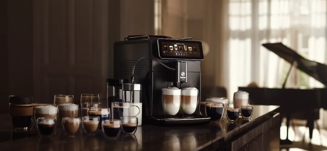 11 copy Elegants Philips Saeco kafijas automāts, kas pasniedz dzērienus divās glāzēs, kuras ieskauj dažādi kafijas dzērieni. Aprīkots ar skārienekrāna saskarni. Atspoguļo Philips Saeco izcilo kafijas baudīšanas pieredzi.