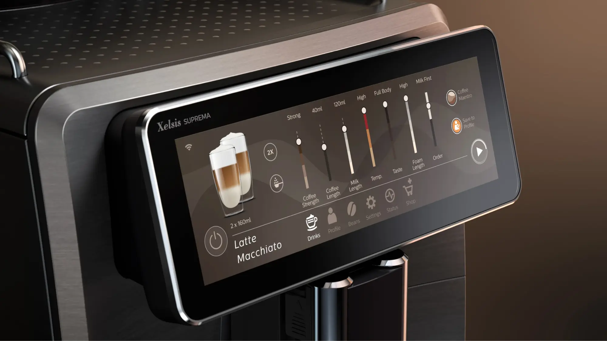 2 copy Philips Saeco kafijas automāta skārienekrāna tuvplāns, kurā redzama Latte Macchiato izvēle ar regulējamu stipruma, temperatūras un piena putu iestatījumiem, kas reklamē tā augstākās klases lietotāja pieredzi.