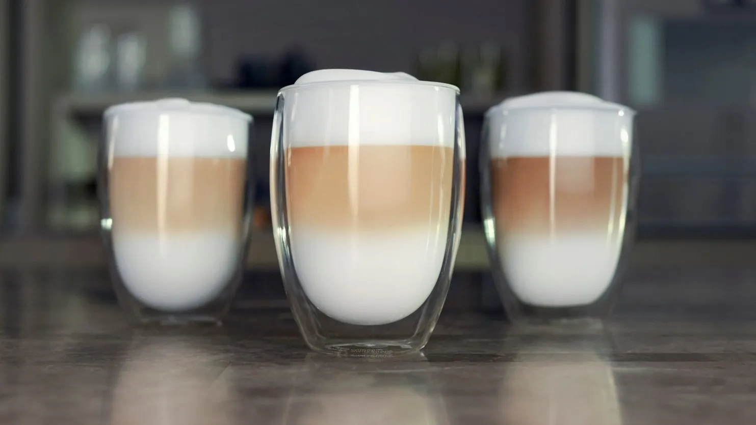 3 copy Trīs Philips Saeco latte glāzes ar dubultsienu dizainu demonstrē atšķirīgus espresso, piena un putu slāņus. Izcila kafijas baudīšana garantēta.