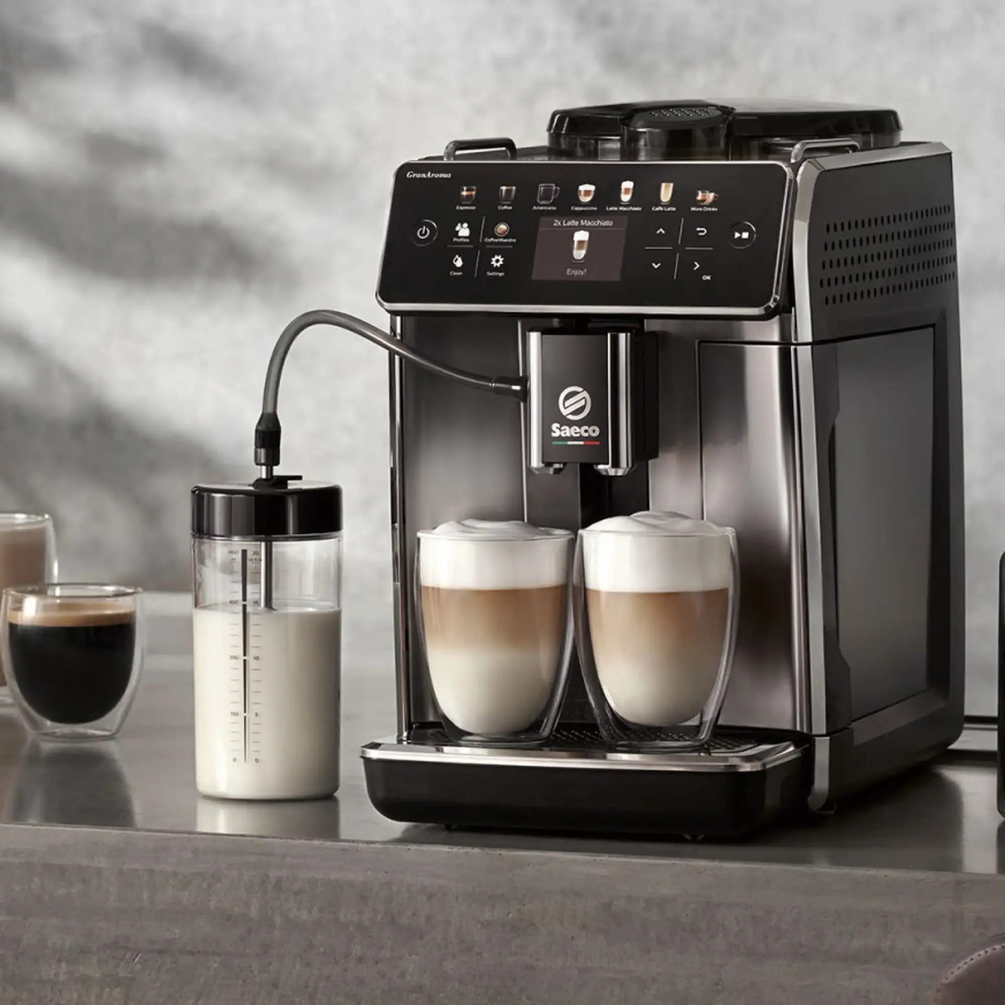 5 copy Philips Saeco espresso automāts pagatavo latte macchiato; augstākās klases dizains ar digitālo displeju, integrētu piena putotāju un kafejnīcas līmeņa dzērienus mājās.