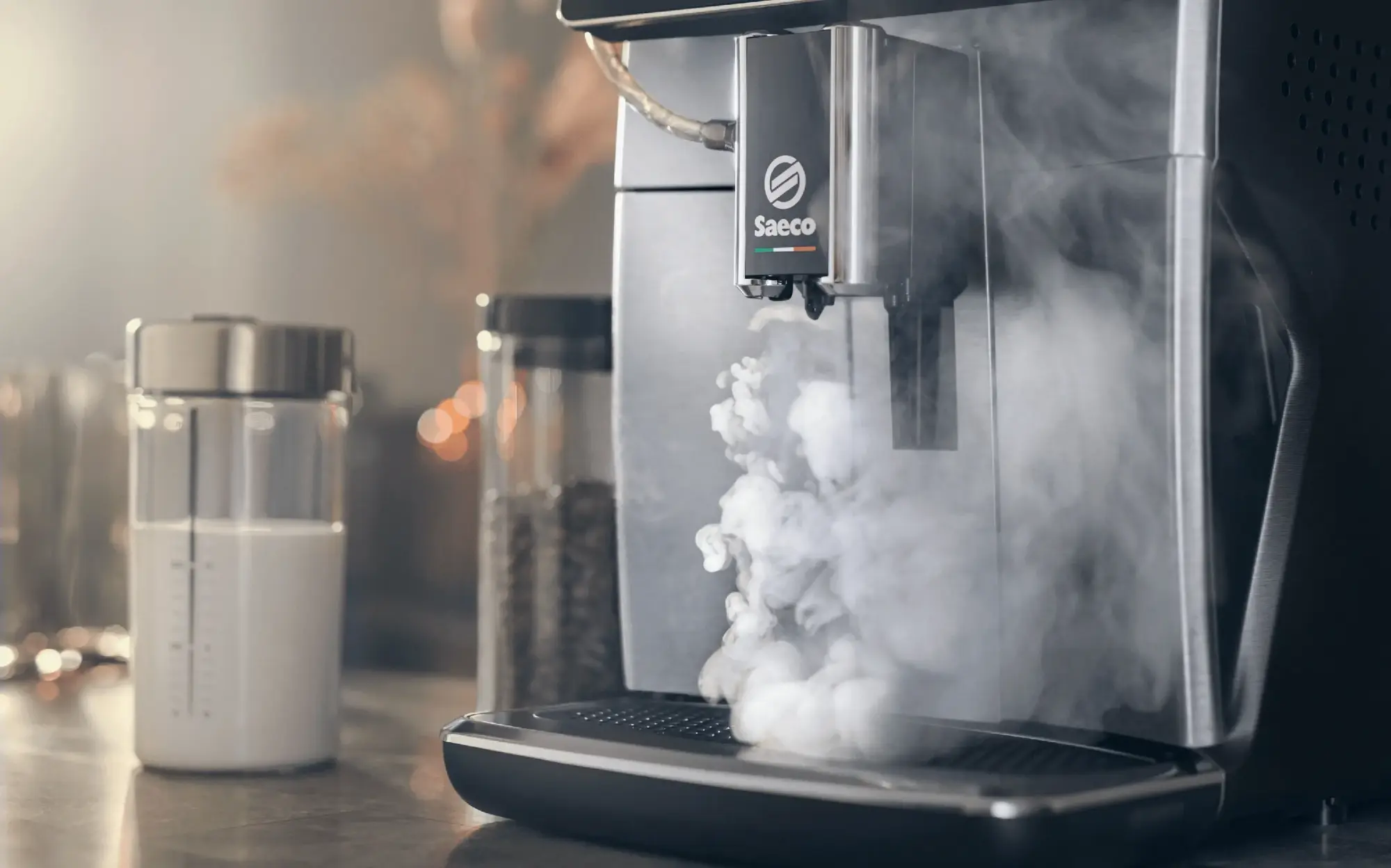 8 copy Philips Saeco kafijas automāta tuvplānā redzama izņemama ūdens tvertne. Saeco dizains sola ērtu kafijas pagatavošanu un vienkāršu tīrīšanu.