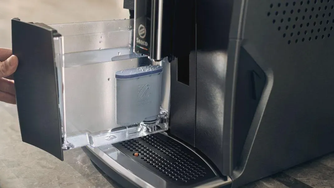 9 copy Philips Saeco kafijas automāta tuvplānā redzama izņemama ūdens tvertne. Saeco dizains sola ērtu kafijas pagatavošanu un vienkāršu tīrīšanu.