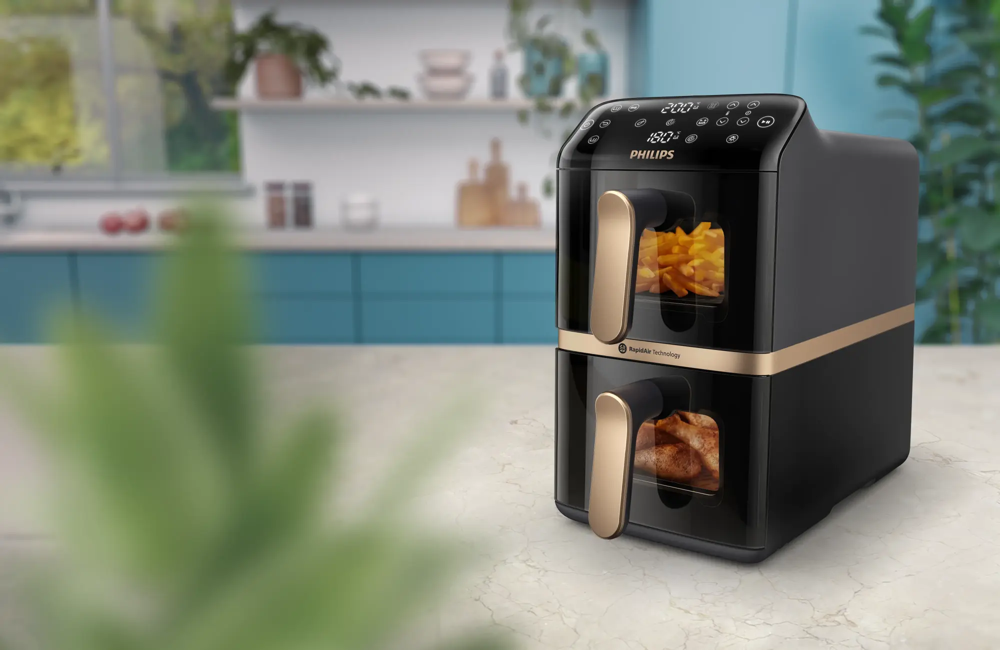 Philips Airfryer izcilība: Perfekti apbrūnināta vesela cepta vistas fileja, ko papildina veselīgi salāti un svaigi cepta maize gardai ģimenes maltītei.