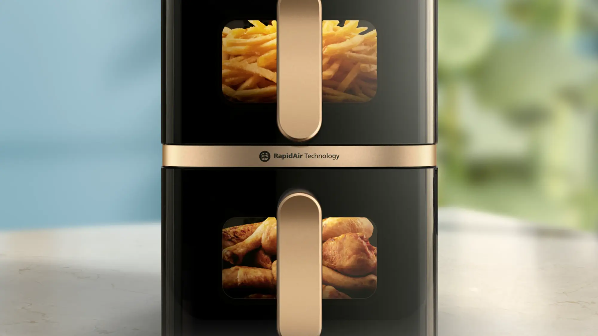 Globuss ar elektrības kontaktdakšu, kas simbolizē ilgtspējīgu enerģiju vai videi draudzīgu tehnoloģiju