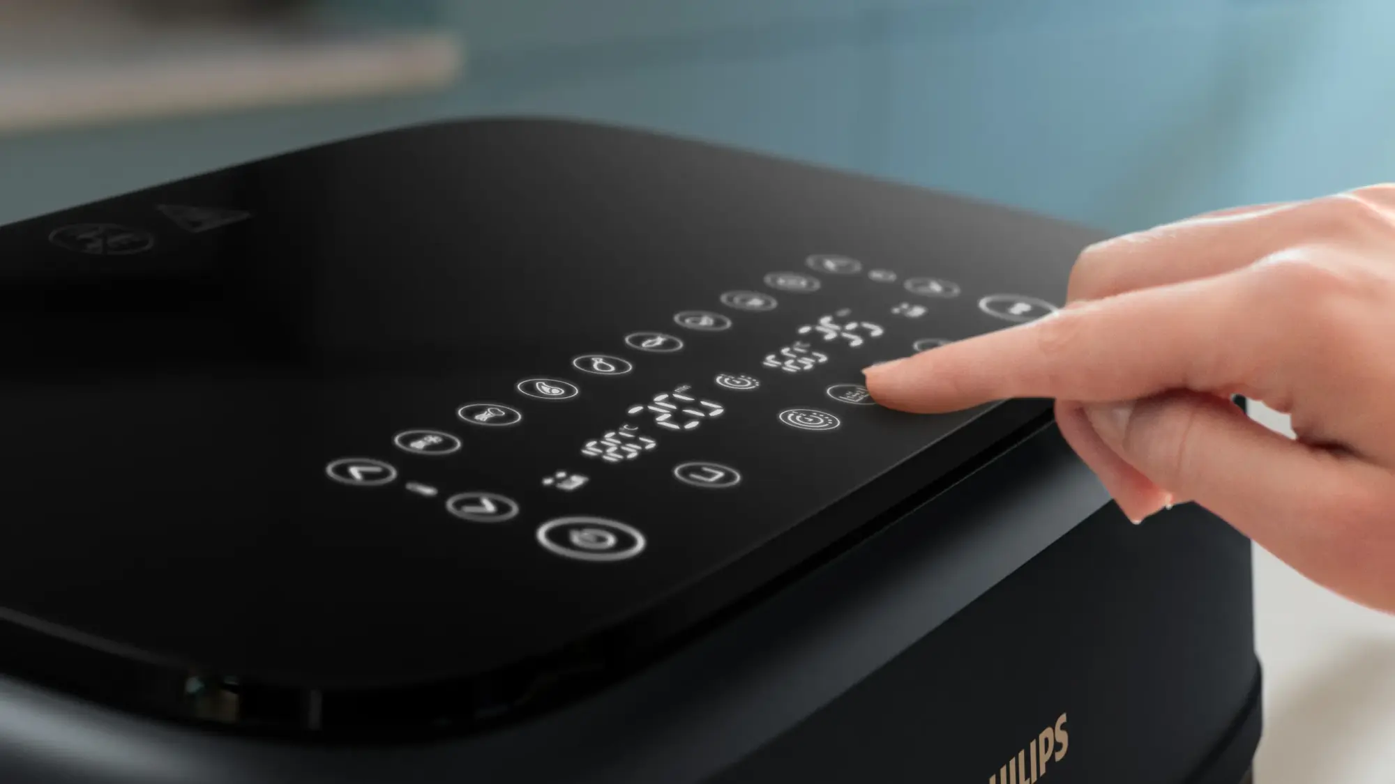 Uz letes novietots Philips divu grozu gaisa fritieri ar piederumiem un traukiem.