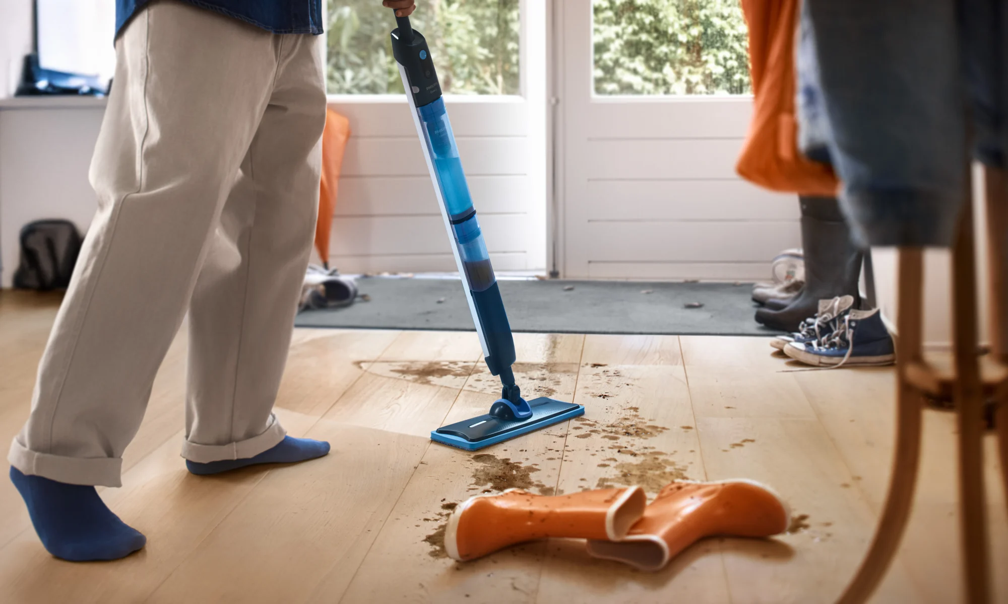 12 copy 125 / 5,000 Atkritumi tiek iztukšoti no Philips Sticks putekļsūcēja atkritumu tvertnes, demonstrējot funkcijas, higiēnu un kopumā lietotājam draudzīgo dizainu.