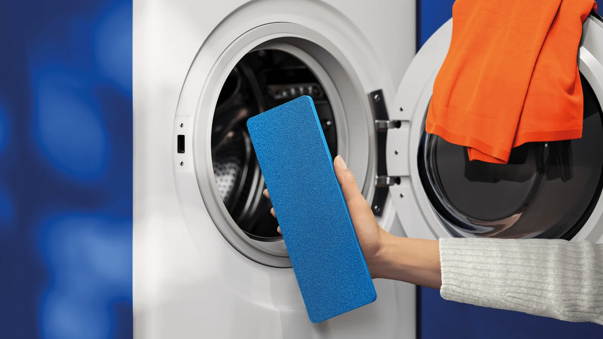 9 copy Philips Sticks putekļsūcēji, kas ir daļa no grīdas kopšanas līdzekļu līnijas, ir attēloti uz sienas stiprinājuma. Bezvadu stieņa putekļsūcējs ir Philips apņemšanās izmantot jaunākās tehnoloģijas un izcilu dizainu, nodrošinot nepārspējamu lietotāju apmierinātību.