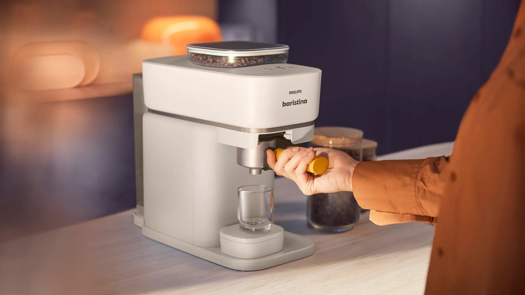 Philips Baristina espresso kafijas automāts, kurā redzams izmantotais portafiltrs. Augstākās kvalitātes dizains ar integrētu tvertni izcilai kafijas baudīšanai.